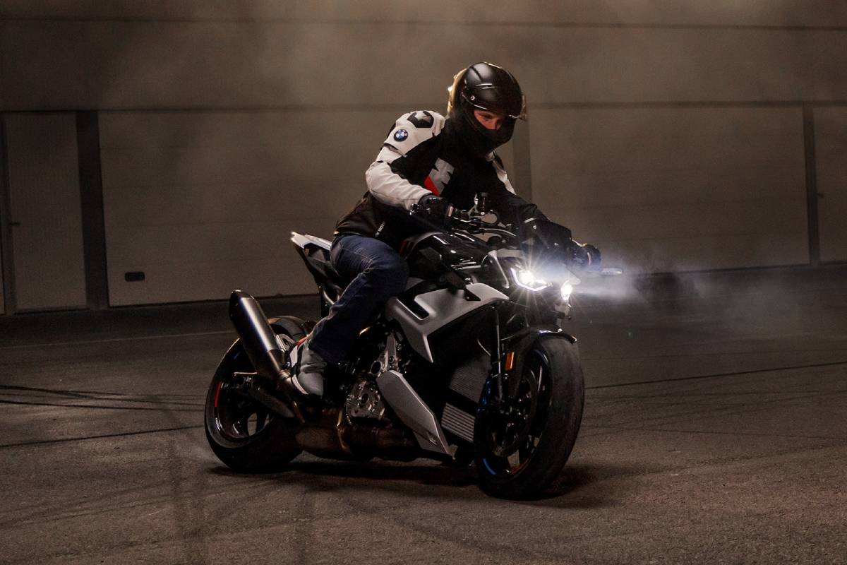 2025 BMW M 1000 R